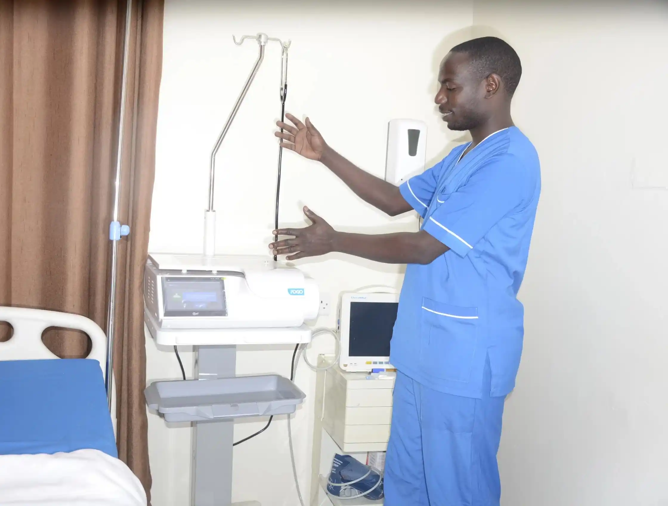 Peritoneal dialysis demonstration at St. John XXIII Hospital Aber showing patient education and medical guidance.